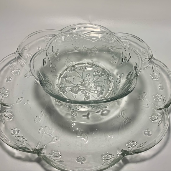 COPY - 1990s Anchor Hocking Chip & Dip Set, Savannah Pattern, Embossed Florals - Picture 3 of 9